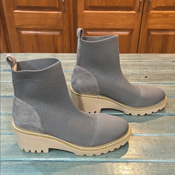 NWOT Nicole Miller NY Gray Platform Sole Chunky Heel Ankle Pull-on Boots Size 8 - Picture 2 of 9